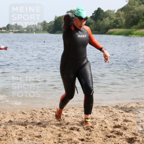15.06.2025 - 27. Vierlanden-Triathlon Lena Gebhardt http://msf.ph/oto/8016514 15.06.2025 10:15:31 Schwimmen 508, 509, 511, 542, 554, 579, 613, 620, 631 meine-sportfotos.de
