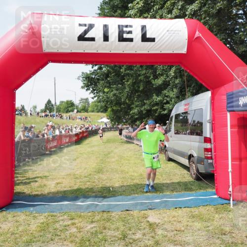 21.06.2025 - 27. Vierlanden-Triathlon MichiJ http://msf.ph/oto/8016548 15.06.2026 11:32:49 Ziel 391, 480, 487 meine-sportfotos.de