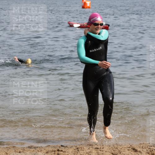 15.06.2025 - 27. Vierlanden-Triathlon Lena Gebhardt http://msf.ph/oto/8016565 15.06.2025 10:15:32 Schwimmen 508, 509, 511, 542, 554, 564, 613, 620, 631 meine-sportfotos.de