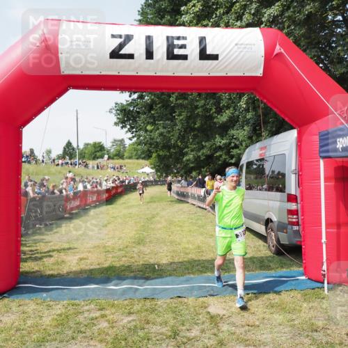 21.06.2025 - 27. Vierlanden-Triathlon MichiJ http://msf.ph/oto/8016602 15.06.2026 11:32:49 Ziel 391, 480, 487 meine-sportfotos.de