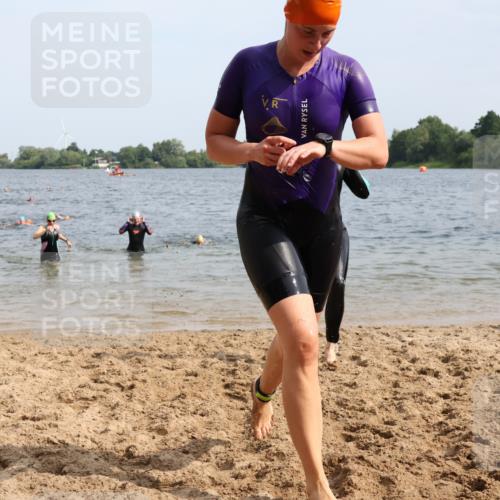 15.06.2025 - 27. Vierlanden-Triathlon Lena Gebhardt http://msf.ph/oto/8016635 15.06.2025 10:15:33 Schwimmen 483, 508, 509, 511, 554, 564, 620, 631 meine-sportfotos.de