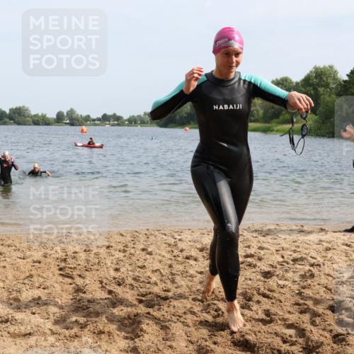 15.06.2025 - 27. Vierlanden-Triathlon Lena Gebhardt http://msf.ph/oto/8016671 15.06.2025 10:15:34 Schwimmen 483, 508, 509, 511, 554, 564, 620 meine-sportfotos.de