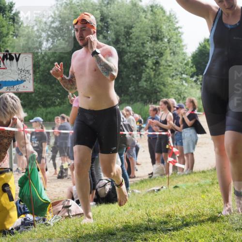15.06.2025 - 27. Vierlanden-Triathlon KatJ http://msf.ph/oto/8016679 15.06.2025 10:16:04 Schwimmen 445, 505, 547, 606, 612 meine-sportfotos.de