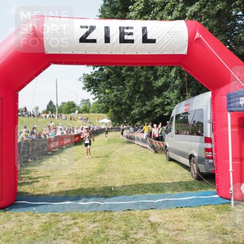21.06.2025 - 27. Vierlanden-Triathlon MichiJ http://msf.ph/oto/8016681 15.06.2026 11:32:54 Ziel 187, 391 meine-sportfotos.de