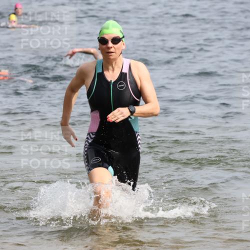 15.06.2025 - 27. Vierlanden-Triathlon Lena Gebhardt http://msf.ph/oto/8016699 15.06.2025 10:15:36 Schwimmen 483, 508, 509, 511, 554, 564, 590, 620 meine-sportfotos.de