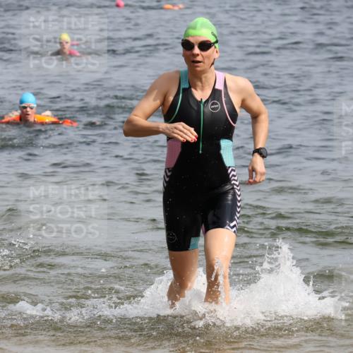 15.06.2025 - 27. Vierlanden-Triathlon Lena Gebhardt http://msf.ph/oto/8016715 15.06.2025 10:15:36 Schwimmen 483, 508, 509, 511, 554, 564, 590, 620 meine-sportfotos.de