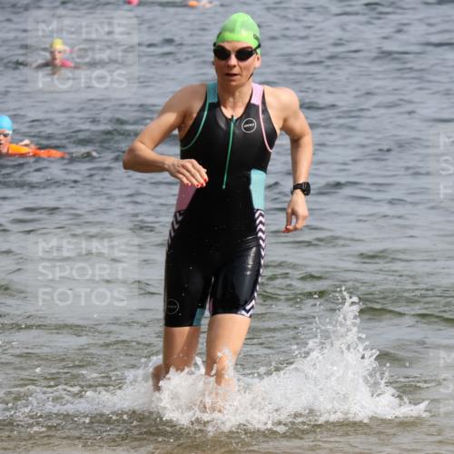 15.06.2025 - 27. Vierlanden-Triathlon Lena Gebhardt http://msf.ph/oto/8016726 15.06.2025 10:15:36 Schwimmen 483, 508, 509, 511, 554, 564, 590, 620 meine-sportfotos.de