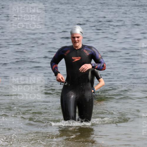 15.06.2025 - 27. Vierlanden-Triathlon Lena Gebhardt http://msf.ph/oto/8016749 15.06.2025 10:15:37 Schwimmen 483, 508, 509, 511, 554, 564, 590, 620 meine-sportfotos.de