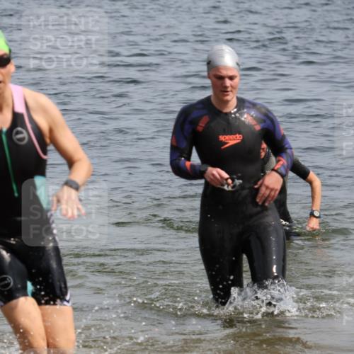 15.06.2025 - 27. Vierlanden-Triathlon Lena Gebhardt http://msf.ph/oto/8016773 15.06.2025 10:15:38 Schwimmen 483, 508, 509, 511, 564, 577, 590, 620 meine-sportfotos.de