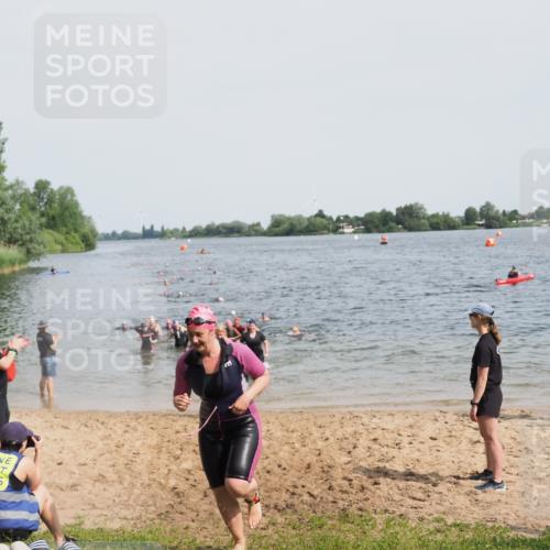 21.06.2025 - 27. Vierlanden-Triathlon MichiJ http://msf.ph/oto/8016826 15.06.2026 10:17:19 Schwimmen 529, 575, 581, 584 meine-sportfotos.de