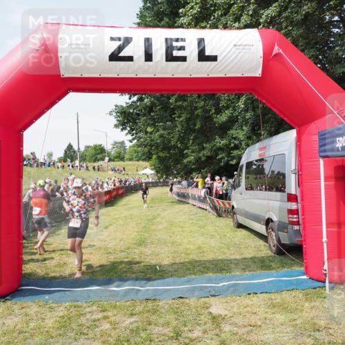 21.06.2025 - 27. Vierlanden-Triathlon MichiJ http://msf.ph/oto/8016848 15.06.2026 11:32:56 Ziel 187, 391, 571 meine-sportfotos.de