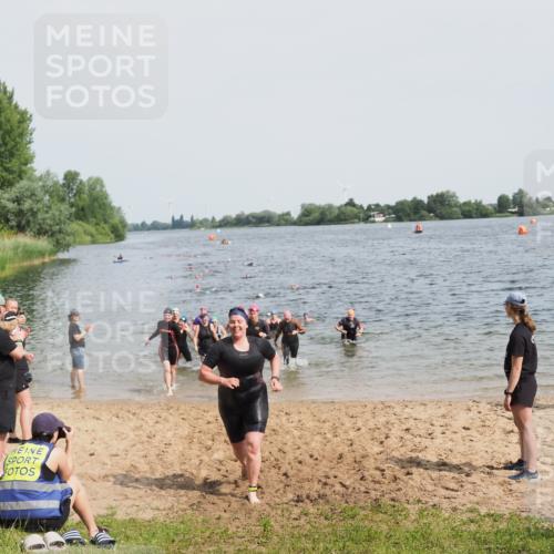 21.06.2025 - 27. Vierlanden-Triathlon MichiJ http://msf.ph/oto/8016866 15.06.2026 10:17:25 Schwimmen 529, 572, 581, 582, 584, 594 meine-sportfotos.de