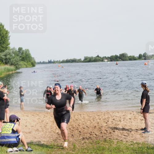21.06.2025 - 27. Vierlanden-Triathlon MichiJ http://msf.ph/oto/8016889 15.06.2026 10:17:25 Schwimmen 529, 572, 581, 582, 584, 594 meine-sportfotos.de