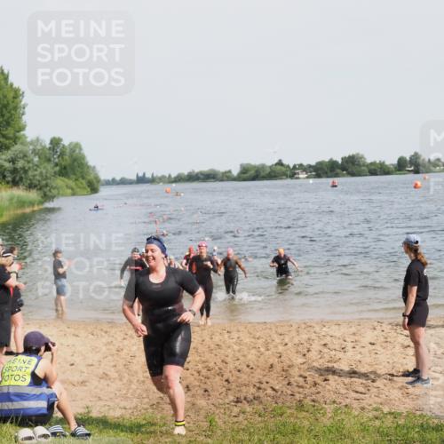 21.06.2025 - 27. Vierlanden-Triathlon MichiJ http://msf.ph/oto/8016910 15.06.2026 10:17:25 Schwimmen 529, 572, 581, 582, 584, 594 meine-sportfotos.de