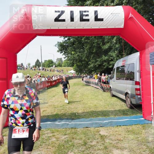 21.06.2025 - 27. Vierlanden-Triathlon MichiJ http://msf.ph/oto/8016940 15.06.2026 11:32:59 Ziel 187, 571 meine-sportfotos.de