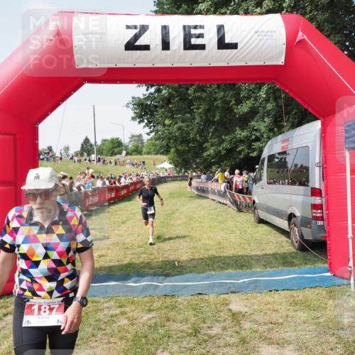 21.06.2025 - 27. Vierlanden-Triathlon MichiJ http://msf.ph/oto/8016949 15.06.2026 11:33:00 Ziel 187, 571 meine-sportfotos.de