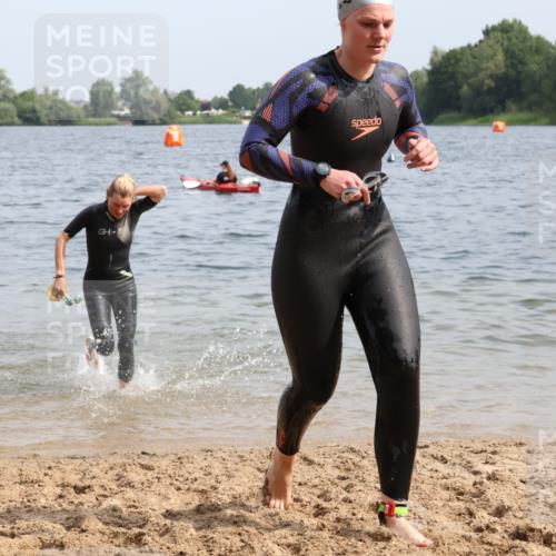 15.06.2025 - 27. Vierlanden-Triathlon Lena Gebhardt http://msf.ph/oto/8016969 15.06.2025 10:15:43 Schwimmen 483, 505, 509, 511, 564, 577, 590, 630 meine-sportfotos.de