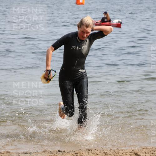 15.06.2025 - 27. Vierlanden-Triathlon Lena Gebhardt http://msf.ph/oto/8016996 15.06.2025 10:15:44 Schwimmen 483, 505, 509, 564, 577, 590, 630 meine-sportfotos.de