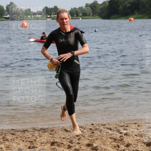15.06.2025 - 27. Vierlanden-Triathlon Lena Gebhardt http://msf.ph/oto/8017013 15.06.2025 10:15:45 Schwimmen 483, 505, 509, 564, 577, 590, 630 meine-sportfotos.de