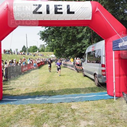21.06.2025 - 27. Vierlanden-Triathlon MichiJ http://msf.ph/oto/8017047 15.06.2026 11:33:12 Ziel 317, 508 meine-sportfotos.de