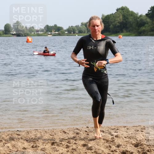 15.06.2025 - 27. Vierlanden-Triathlon Lena Gebhardt http://msf.ph/oto/8017062 15.06.2025 10:15:45 Schwimmen 483, 505, 509, 564, 577, 590, 630 meine-sportfotos.de