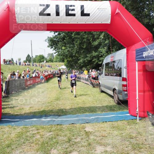 21.06.2025 - 27. Vierlanden-Triathlon MichiJ http://msf.ph/oto/8017079 15.06.2026 11:33:13 Ziel 317, 508 meine-sportfotos.de