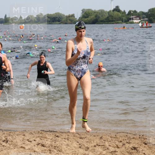 15.06.2025 - 27. Vierlanden-Triathlon Lena Gebhardt http://msf.ph/oto/8017083 15.06.2025 10:15:46 Schwimmen 483, 505, 509, 564, 577, 590, 630 meine-sportfotos.de
