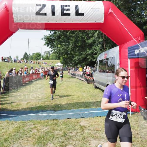 21.06.2025 - 27. Vierlanden-Triathlon MichiJ http://msf.ph/oto/8017186 15.06.2026 11:33:15 Ziel 317, 508, 606 meine-sportfotos.de