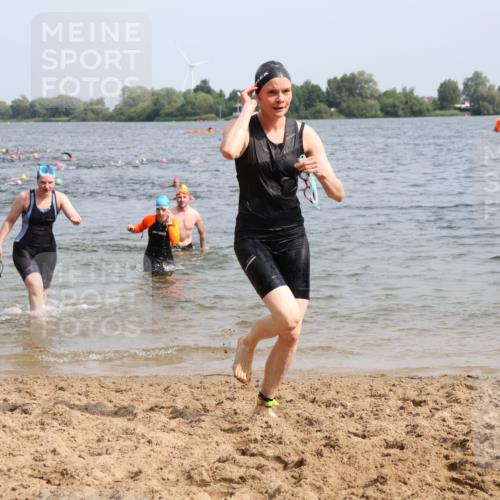 15.06.2025 - 27. Vierlanden-Triathlon Lena Gebhardt http://msf.ph/oto/8017224 15.06.2025 10:15:51 Schwimmen 483, 505, 547, 564, 577, 590, 606, 612, 630 meine-sportfotos.de