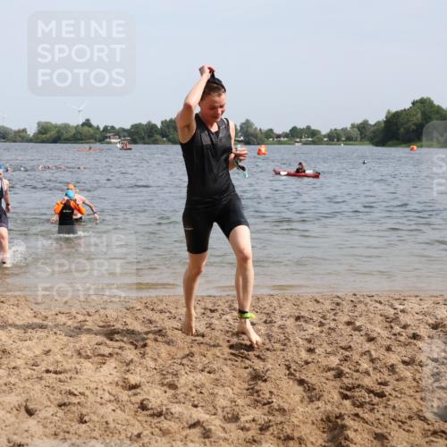 15.06.2025 - 27. Vierlanden-Triathlon Lena Gebhardt http://msf.ph/oto/8017233 15.06.2025 10:15:51 Schwimmen 483, 505, 547, 564, 577, 590, 606, 612, 630 meine-sportfotos.de