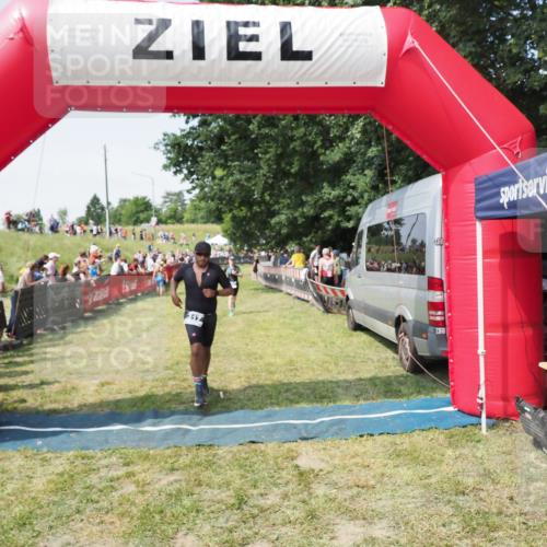 21.06.2025 - 27. Vierlanden-Triathlon MichiJ http://msf.ph/oto/8017236 15.06.2026 11:33:16 Ziel 317, 508, 606 meine-sportfotos.de