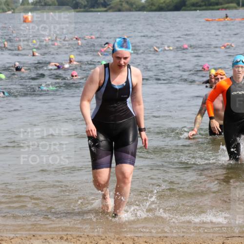 15.06.2025 - 27. Vierlanden-Triathlon Lena Gebhardt http://msf.ph/oto/8017249 15.06.2025 10:15:53 Schwimmen 483, 505, 547, 577, 590, 606, 612, 630 meine-sportfotos.de