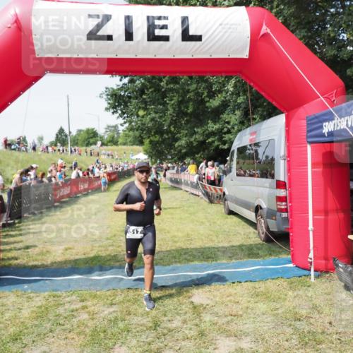 21.06.2025 - 27. Vierlanden-Triathlon MichiJ http://msf.ph/oto/8017266 15.06.2026 11:33:16 Ziel 317, 508, 606 meine-sportfotos.de