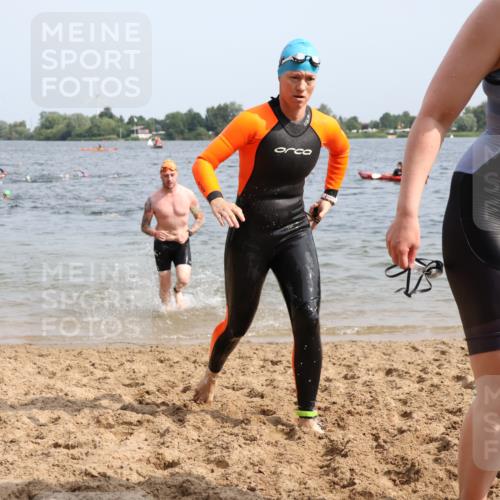 15.06.2025 - 27. Vierlanden-Triathlon Lena Gebhardt http://msf.ph/oto/8017279 15.06.2025 10:15:57 Schwimmen 445, 505, 547, 577, 606, 612, 630 meine-sportfotos.de