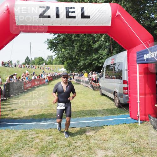 21.06.2025 - 27. Vierlanden-Triathlon MichiJ http://msf.ph/oto/8017282 15.06.2026 11:33:16 Ziel 317, 508, 606 meine-sportfotos.de