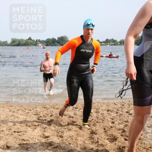 15.06.2025 - 27. Vierlanden-Triathlon Lena Gebhardt http://msf.ph/oto/8017284 15.06.2025 10:15:57 Schwimmen 445, 505, 547, 577, 606, 612, 630 meine-sportfotos.de