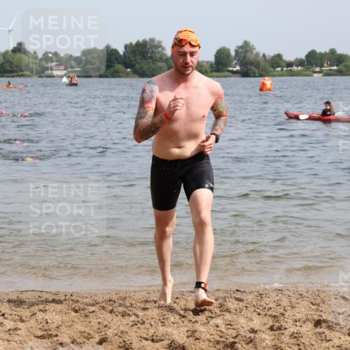 15.06.2025 - 27. Vierlanden-Triathlon Lena Gebhardt http://msf.ph/oto/8017309 15.06.2025 10:15:59 Schwimmen 445, 505, 547, 606, 612, 630 meine-sportfotos.de