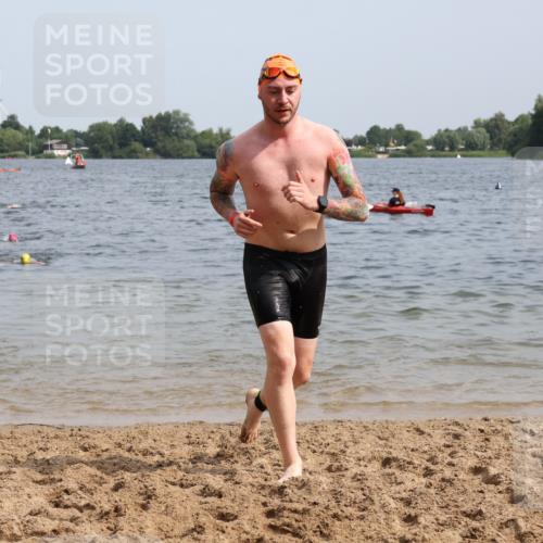15.06.2025 - 27. Vierlanden-Triathlon Lena Gebhardt http://msf.ph/oto/8017315 15.06.2025 10:15:59 Schwimmen 445, 505, 547, 606, 612, 630 meine-sportfotos.de