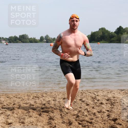 15.06.2025 - 27. Vierlanden-Triathlon Lena Gebhardt http://msf.ph/oto/8017330 15.06.2025 10:16:00 Schwimmen 445, 505, 547, 606, 612 meine-sportfotos.de