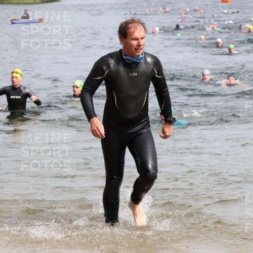 15.06.2025 - 27. Vierlanden-Triathlon Lena Gebhardt http://msf.ph/oto/8017348 15.06.2025 10:16:02 Schwimmen 445, 547, 606, 612 meine-sportfotos.de