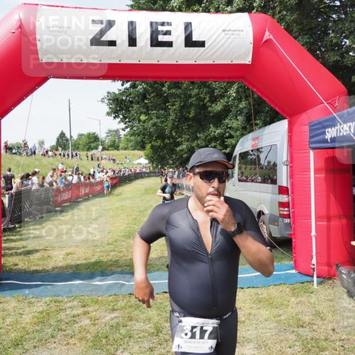 21.06.2025 - 27. Vierlanden-Triathlon MichiJ http://msf.ph/oto/8017370 15.06.2026 11:33:17 Ziel 317, 508, 606 meine-sportfotos.de