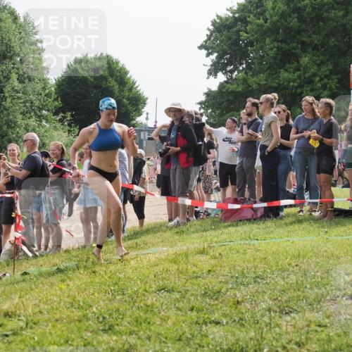 15.06.2025 - 27. Vierlanden-Triathlon KatJ http://msf.ph/oto/8017374 15.06.2025 10:16:48 Schwimmen 501, 516, 604, 633 meine-sportfotos.de
