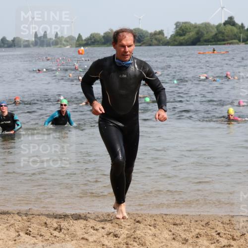 15.06.2025 - 27. Vierlanden-Triathlon Lena Gebhardt http://msf.ph/oto/8017402 15.06.2025 10:16:04 Schwimmen 445, 547, 606, 612 meine-sportfotos.de