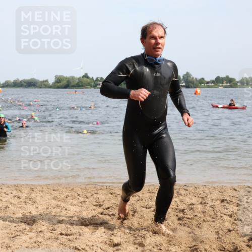 15.06.2025 - 27. Vierlanden-Triathlon Lena Gebhardt http://msf.ph/oto/8017439 15.06.2025 10:16:06 Schwimmen 445, 489, 547, 606, 611, 612 meine-sportfotos.de