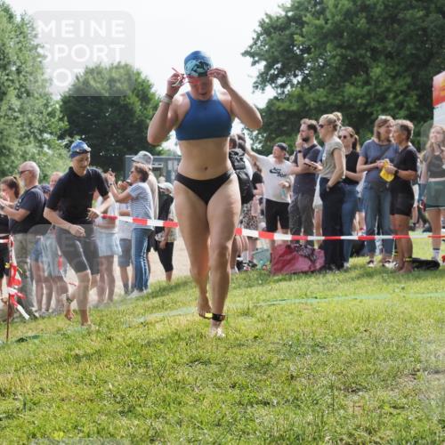 15.06.2025 - 27. Vierlanden-Triathlon KatJ http://msf.ph/oto/8017450 15.06.2025 10:16:49 Schwimmen 501, 516, 595, 604, 633 meine-sportfotos.de
