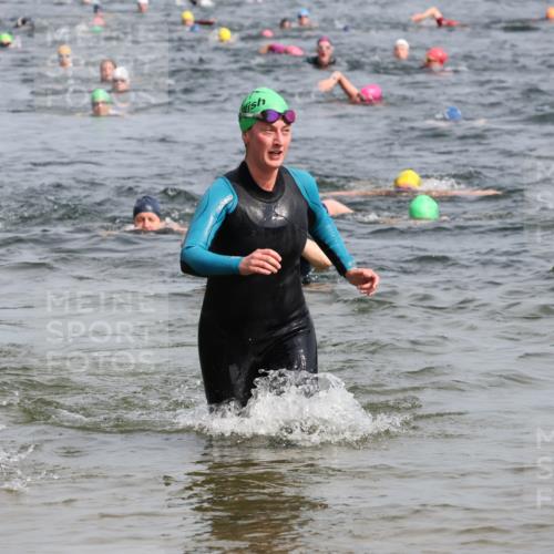 15.06.2025 - 27. Vierlanden-Triathlon Lena Gebhardt http://msf.ph/oto/8017485 15.06.2025 10:16:09 Schwimmen 445, 489, 523, 611, 612 meine-sportfotos.de
