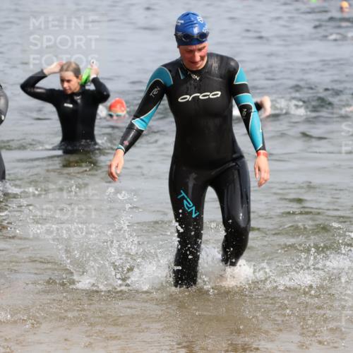 15.06.2025 - 27. Vierlanden-Triathlon Lena Gebhardt http://msf.ph/oto/8017515 15.06.2025 10:16:10 Schwimmen 445, 489, 523, 611 meine-sportfotos.de