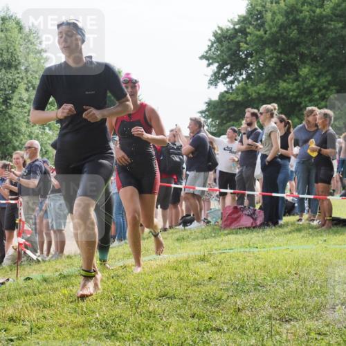 15.06.2025 - 27. Vierlanden-Triathlon KatJ http://msf.ph/oto/8017539 15.06.2025 10:16:52 Schwimmen 501, 516, 551, 595, 604, 633 meine-sportfotos.de