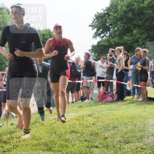 15.06.2025 - 27. Vierlanden-Triathlon KatJ http://msf.ph/oto/8017547 15.06.2025 10:16:52 Schwimmen 501, 516, 551, 595, 604, 633 meine-sportfotos.de