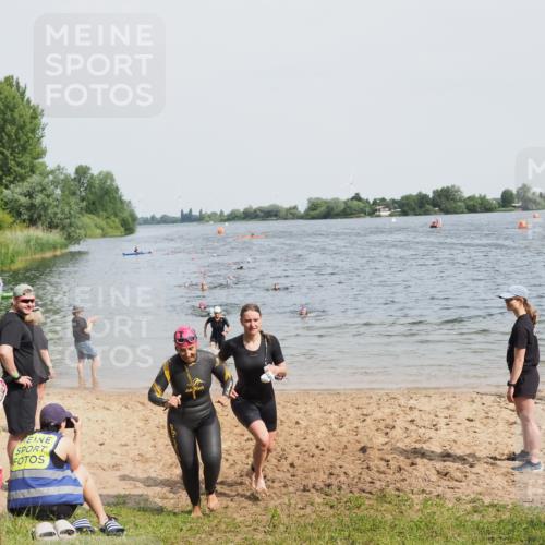 21.06.2025 - 27. Vierlanden-Triathlon MichiJ http://msf.ph/oto/8017578 15.06.2026 10:17:48 Schwimmen 493, 522, 563, 571 meine-sportfotos.de
